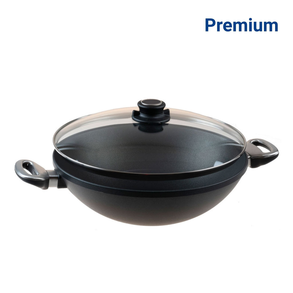 Schwarzer Wok mit Glasdeckel und zwei kurzen Griffen aus Metall und Kunststoff.