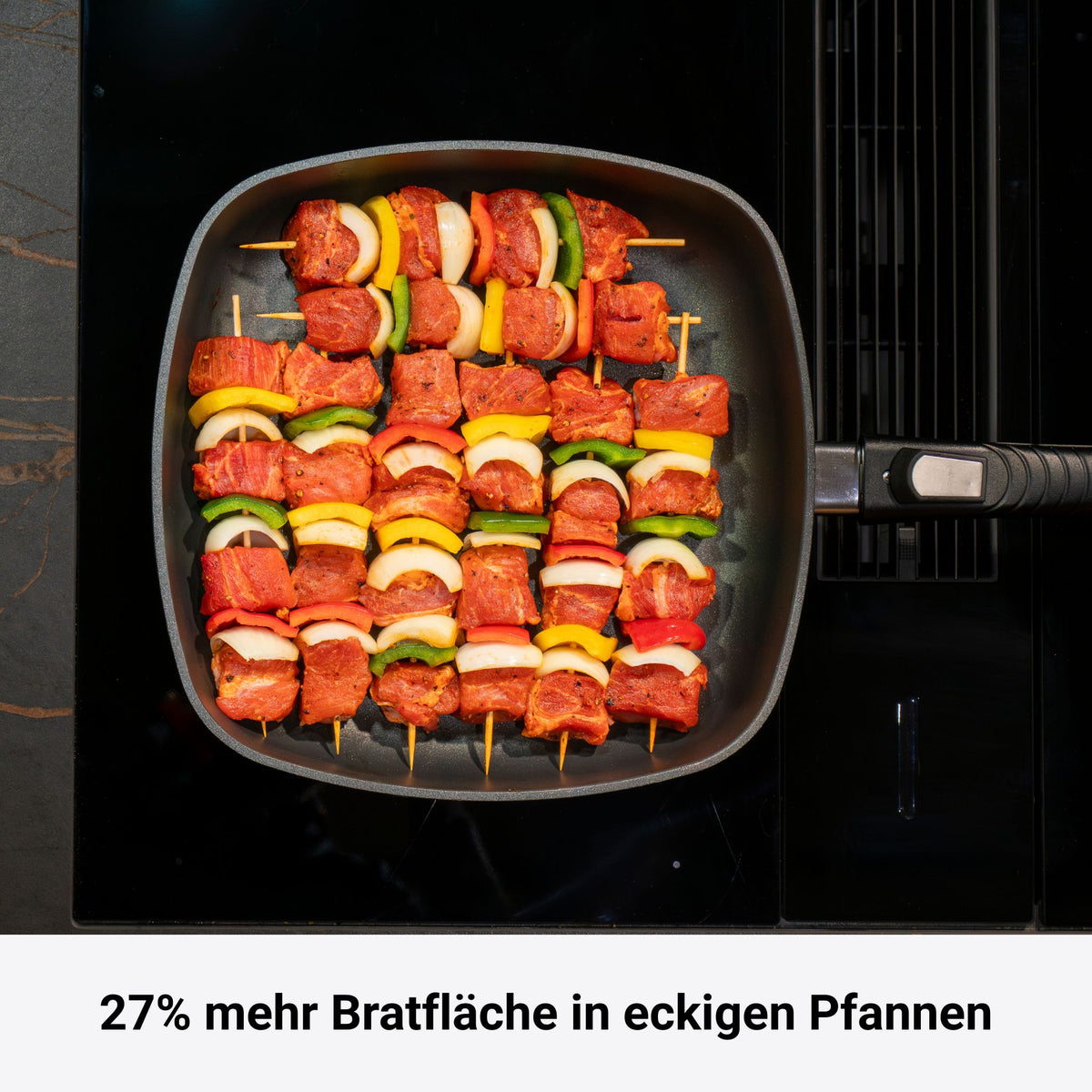 Quadratische Grillpfanne mit schwarzer Antihaftbeschichtung und Grillspießen mit Fleisch und Gemüse.