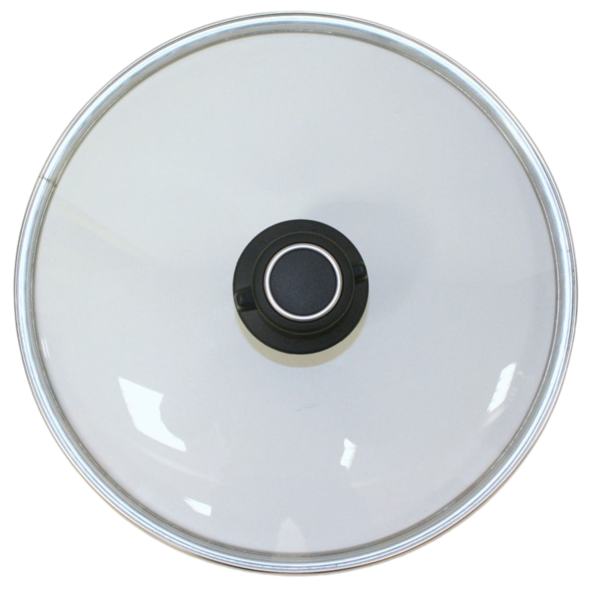 Runder Glasdeckel mit schwarzem Griff und silbernem Metallrand in neutralem Hintergrund.