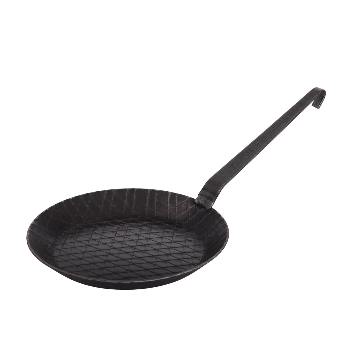 Schwarze Eisenpfanne mit langem Griff und gewelltem Innenboden, 28 cm Durchmesser.