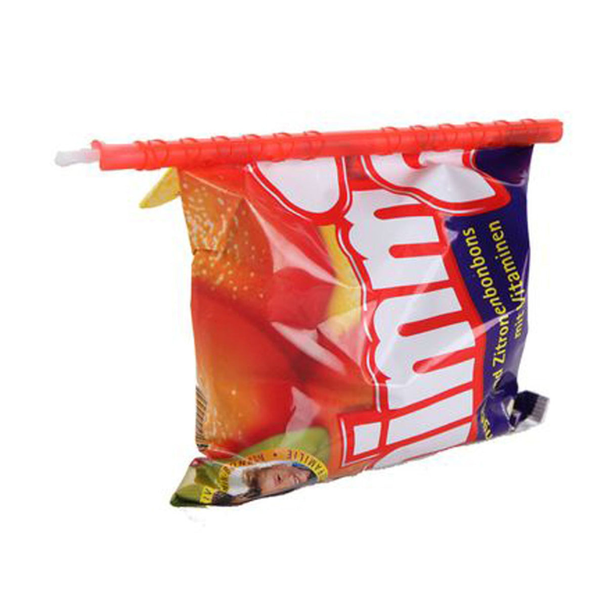 Roter Tütenverschluss Clip verschließt eine geöffnete Snacktüte aus Kunststoff.