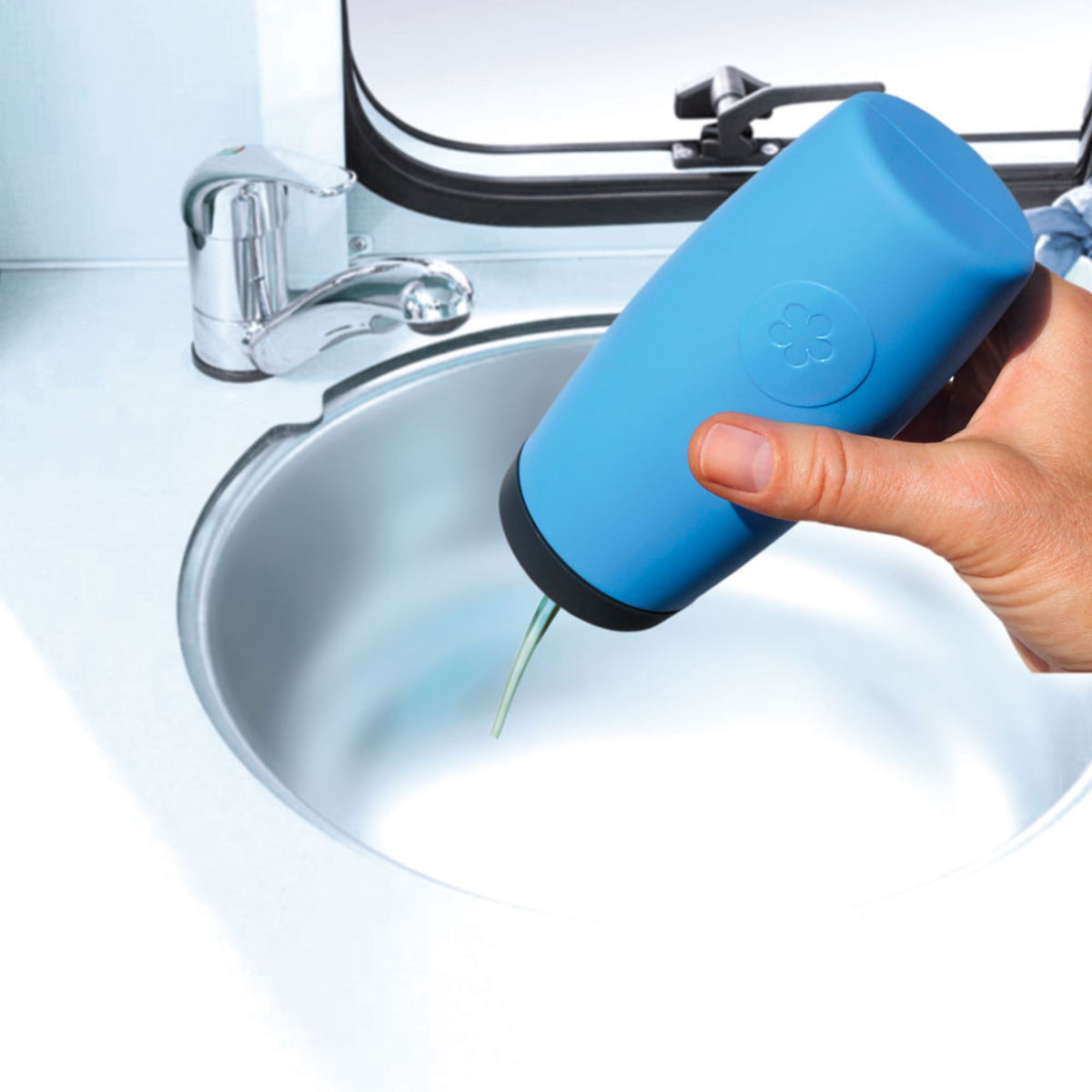 Anthrazitfarbener Dosierspender mit Tropfausgabe über rundem Edelstahlspülbecken.
