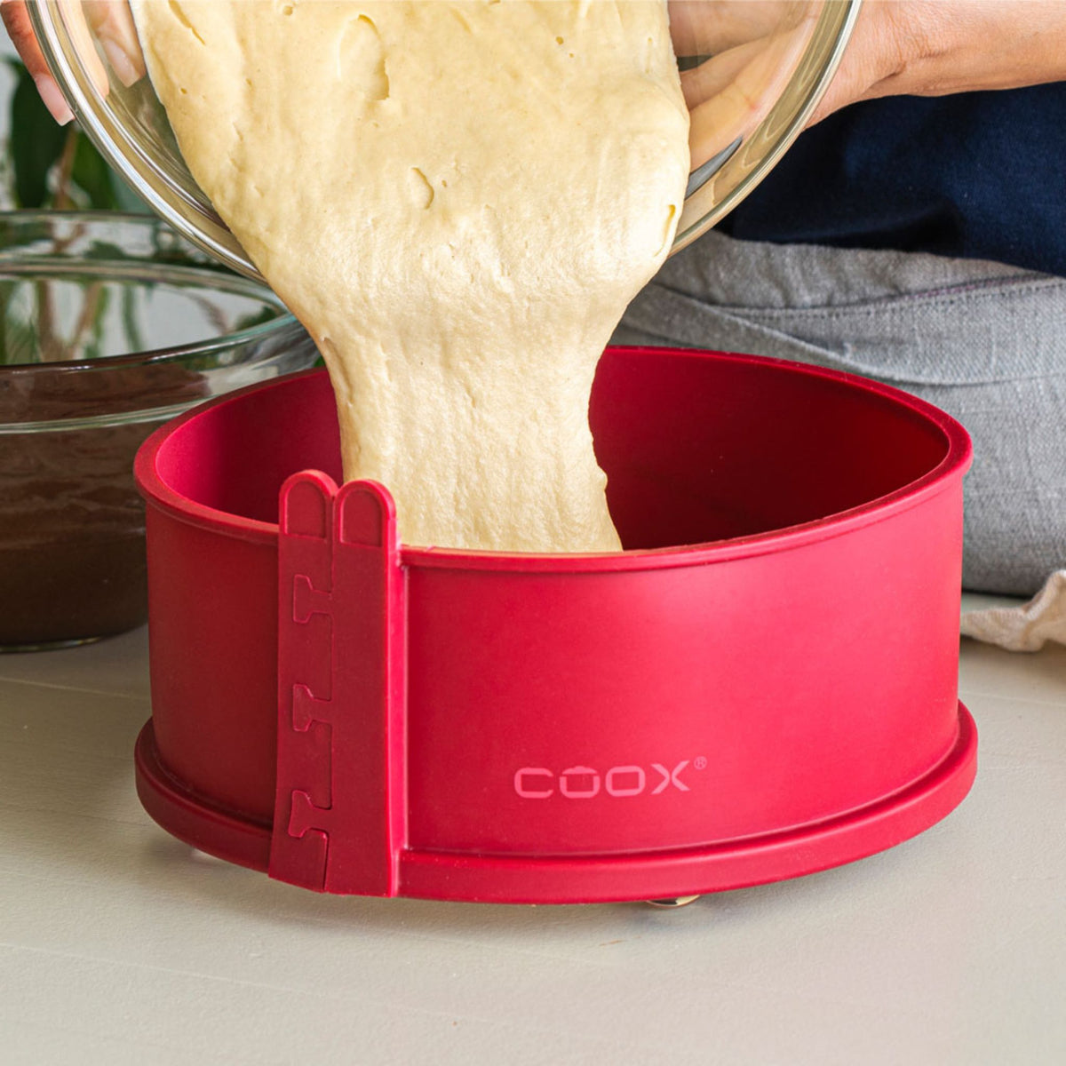 Rote Coox Springform 18 cm mit Backteig, auslaufsicher und verstellbar.