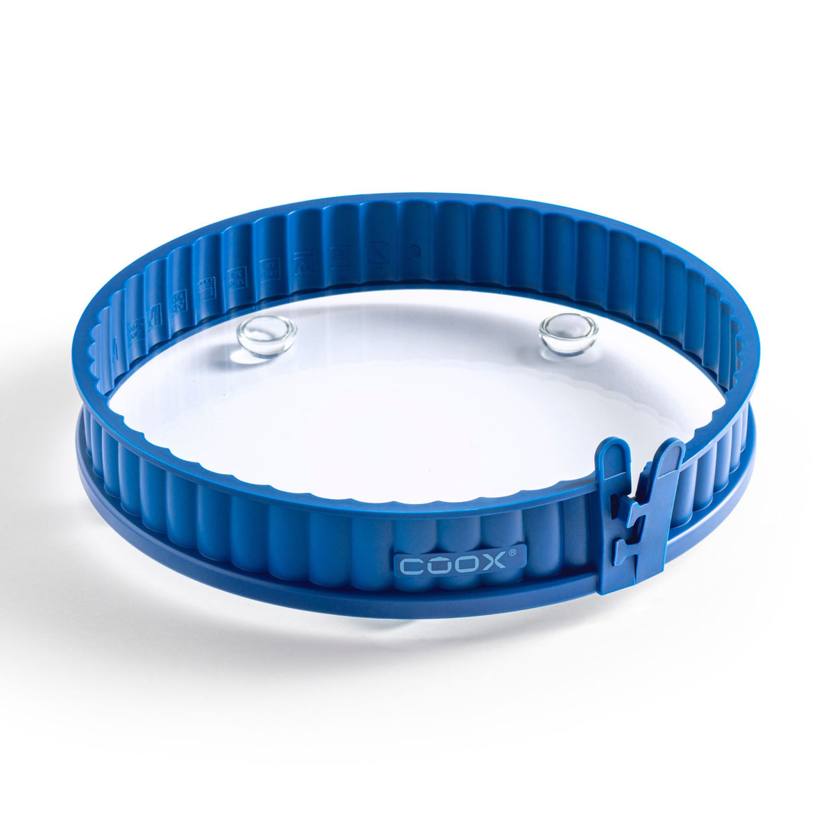 Blaue, runde Quicheform mit geriffeltem Rand und zwei transparenten Halteclips aus Kunststoff.