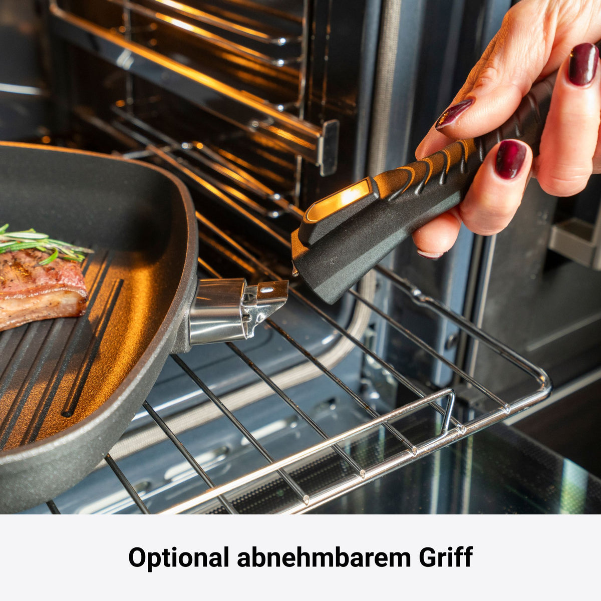 Grillpfanne mit abnehmbarem Griff aus Edelstahl im Ofen mit Grillgut.