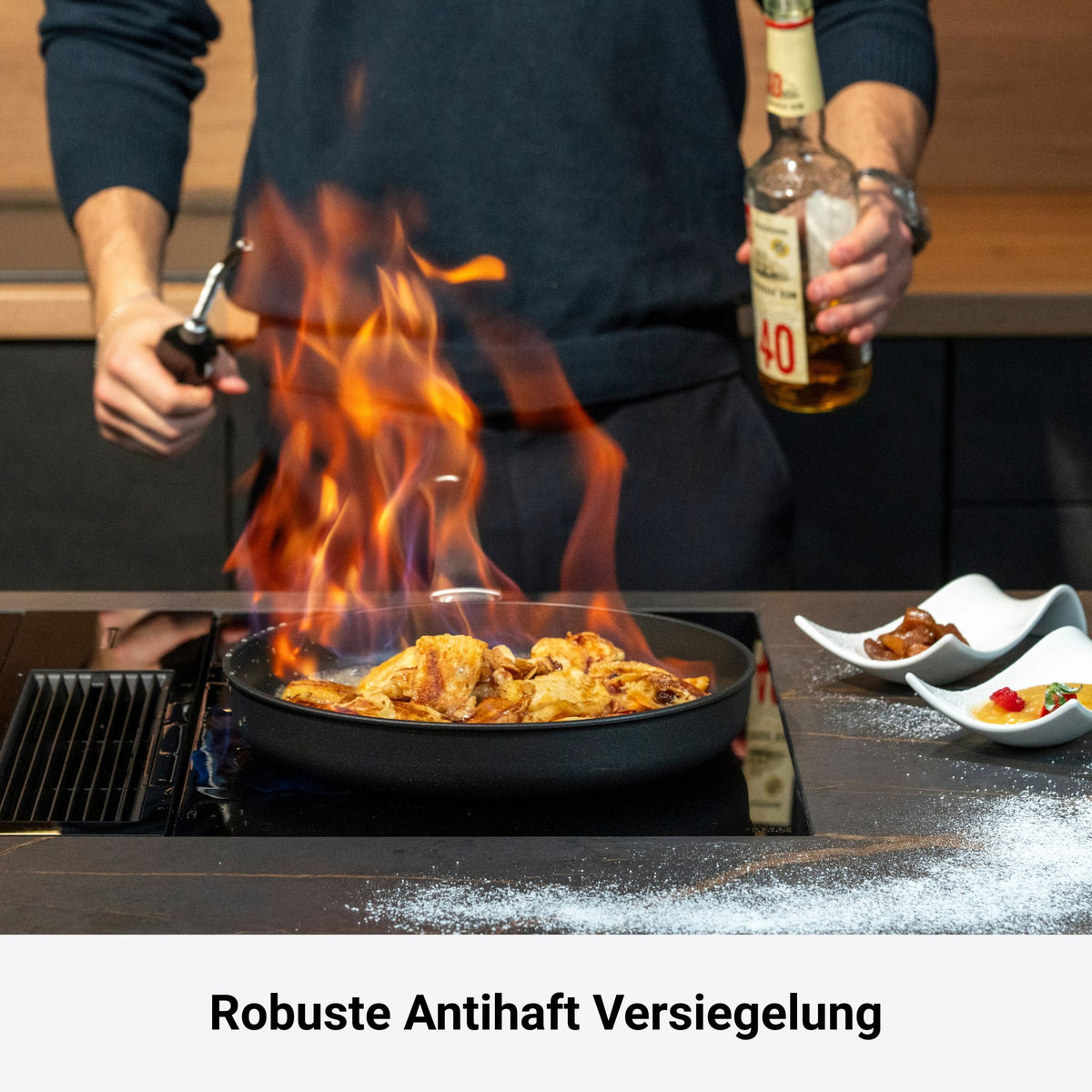 Hochrandpfanne mit hohem Rand und antihaftbeschichteter Oberfläche, in Verwendung über offenem Feuer.