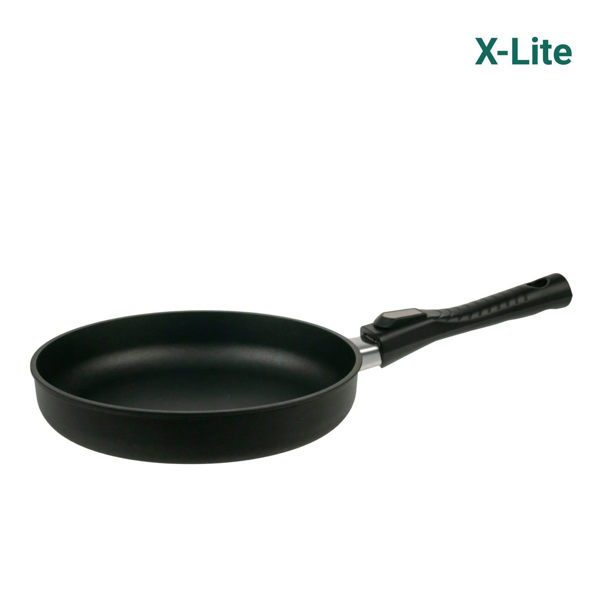 Schwarze Bratpfanne mit schwarzem Kunststoffgriff, beschichtete Innenseite, ohne Deckel.