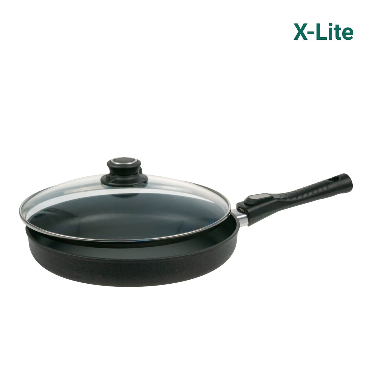 Schwarze Bratpfanne mit Glasdeckel und langem schwarzem Griff aus Kunststoff.