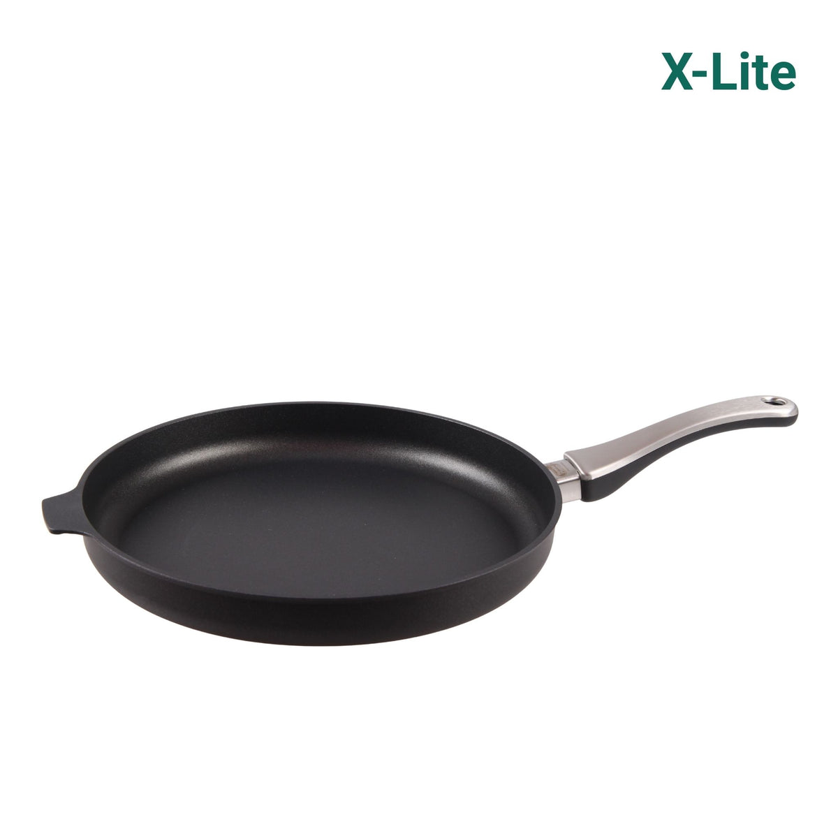 Schwarze Bratpfanne mit Edelstahlgriff, flache Pfannenform, mattierte Innenseite.