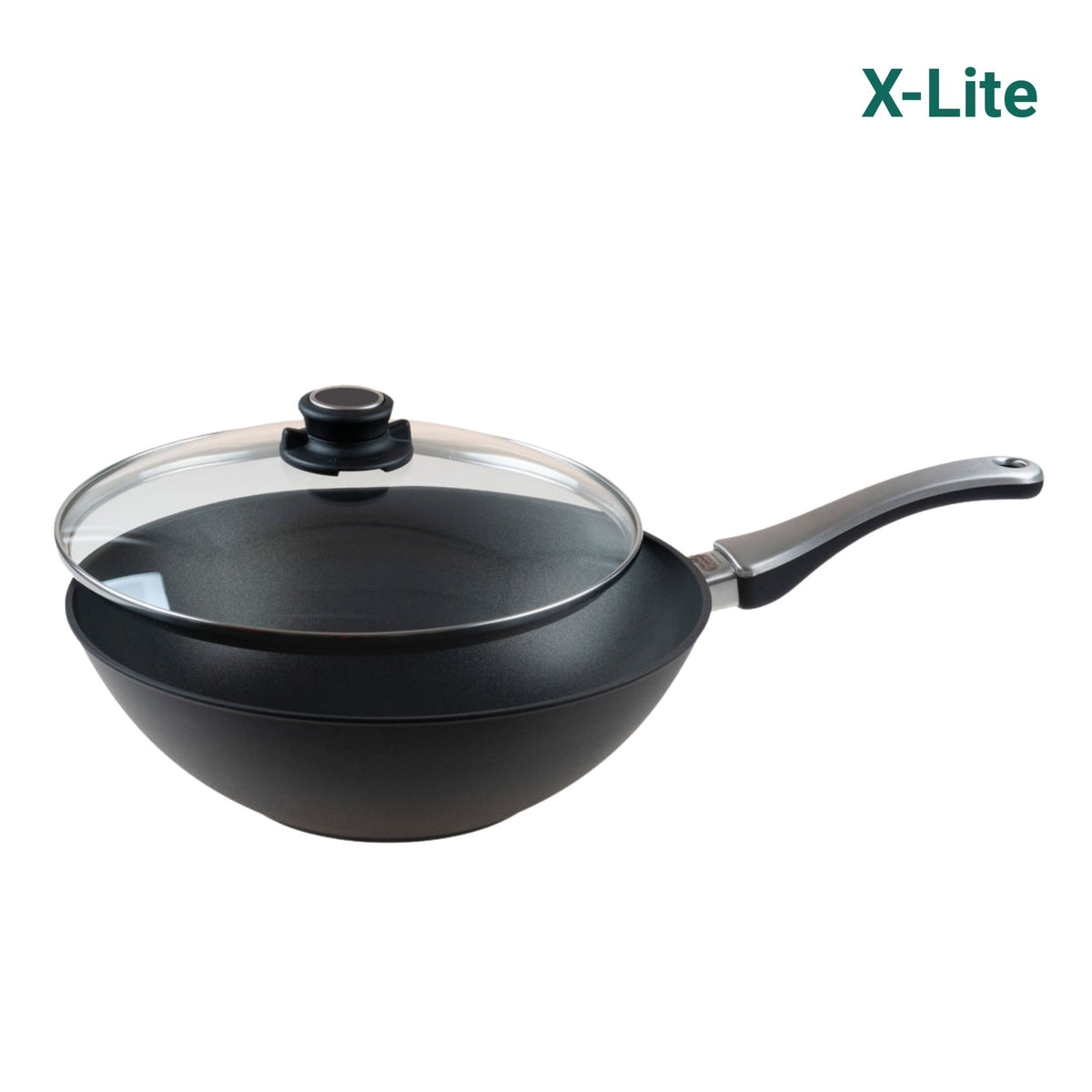 Schwarzer Wok mit langem schwarzem Griff und Glasdeckel mit schwarzem Knauf.