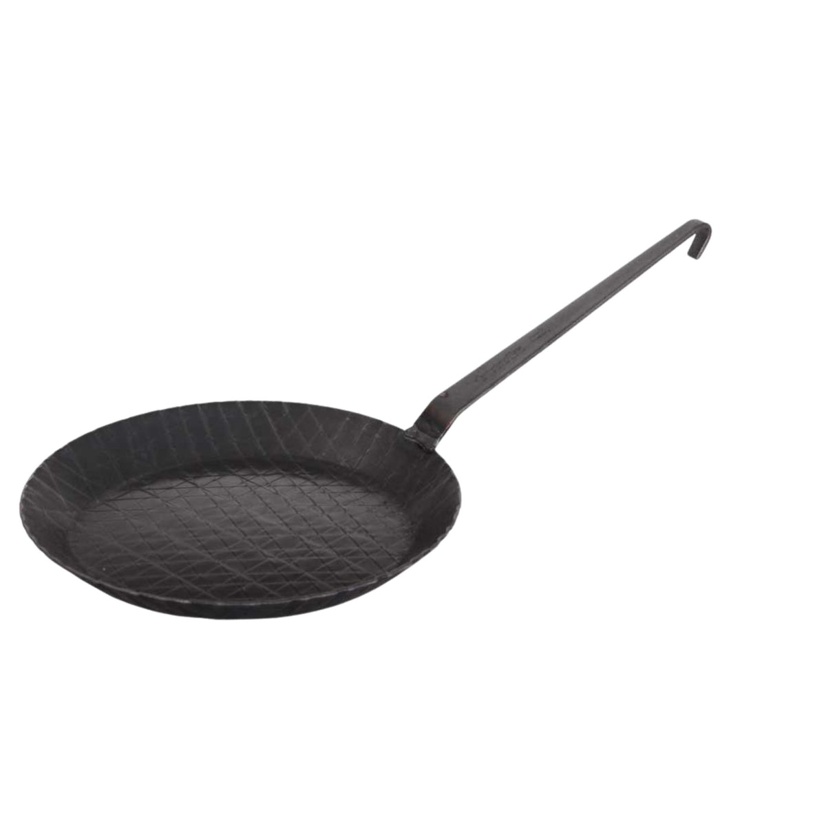 Schwarze Eisenpfanne mit langem Griff und strukturierter Innenfläche.