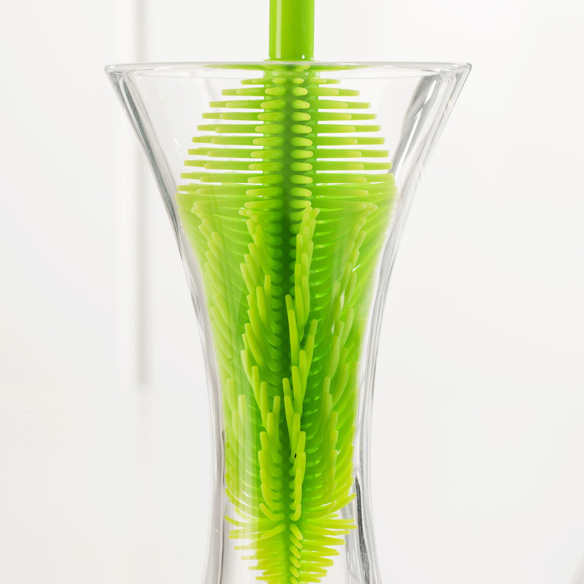 Flaschenbürste in leuchtendem Limettengrün mit flexiblem Bürstenkopf aus Silikon.