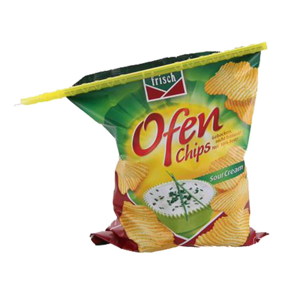 Gelber Tütenverschluss Clip hält offene Chipstüte mit Ofen Chips Sour Cream geschlossen.