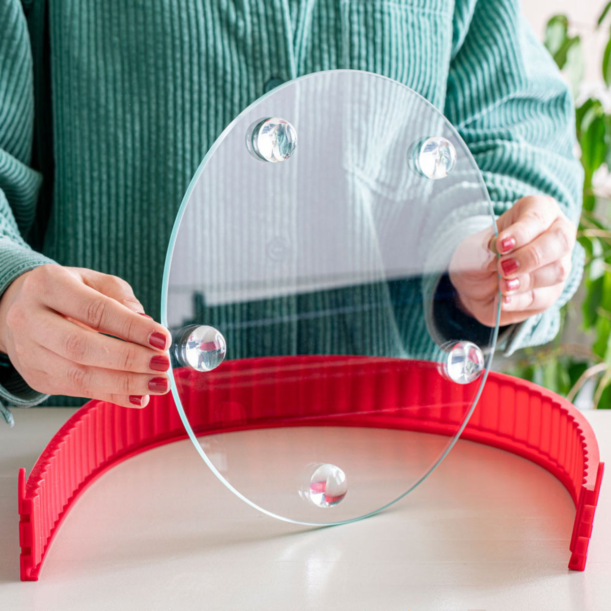 Runde Quicheform mit rotem, geriffeltem Rand und transparentem Glasdeckel mit Griffen.