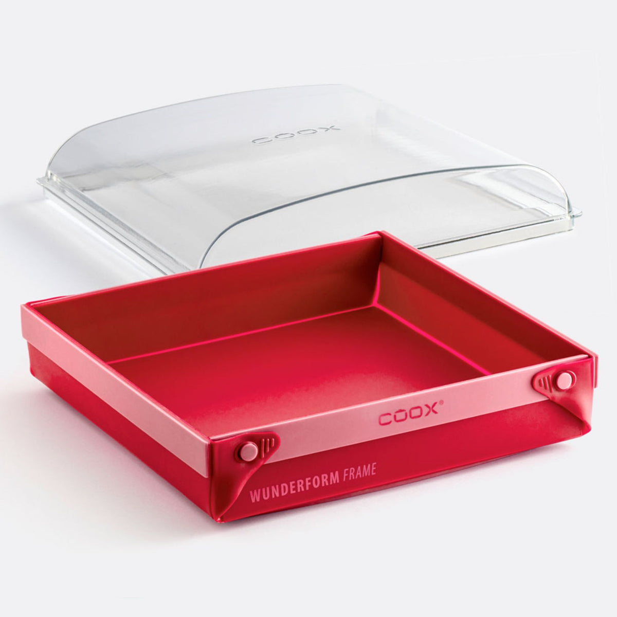 Rote quadratische Pfannenform aus Metall mit transparentem Glasdeckel und Griffen.