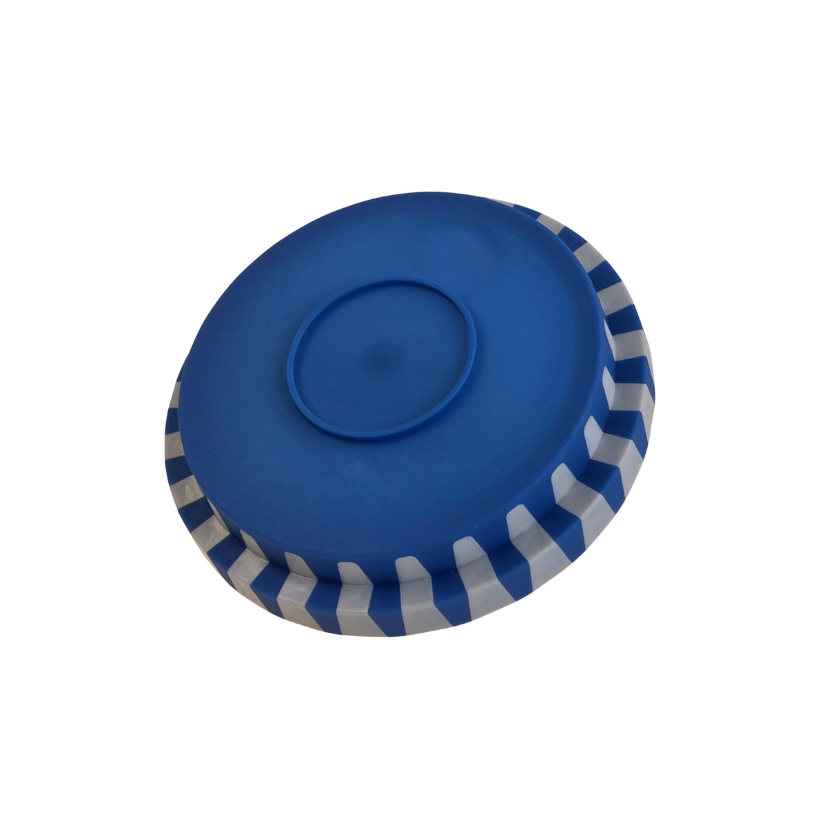Kleiner blauer Kunststoffdeckel mit grauen Rillen am Rand.