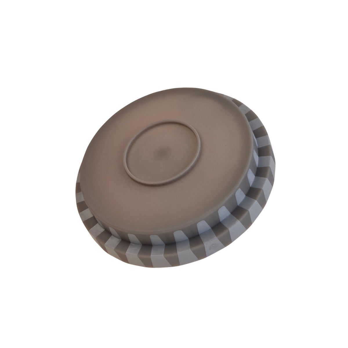 Kleiner runder Deckel in mattem Taupe mit geriffeltem Rand.