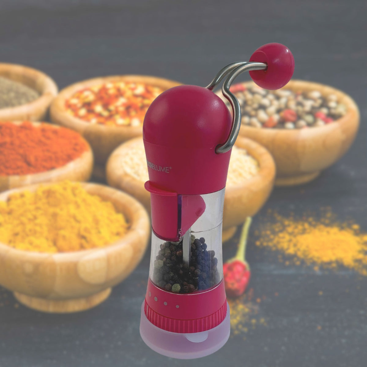 Rote Silikonkappe für Gewürzmühle mit transparentem Behälter und schwarzem Pfefferfüllung.